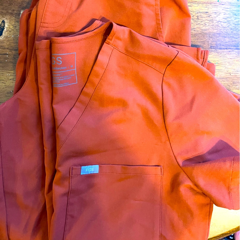 Rare figs clay colored scrubs!!!!! Run and buyyyy!